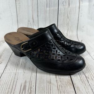 Clarks Black Perforated Design Leather Women’s SZ 8M Mules Clogs Heeled Shoes